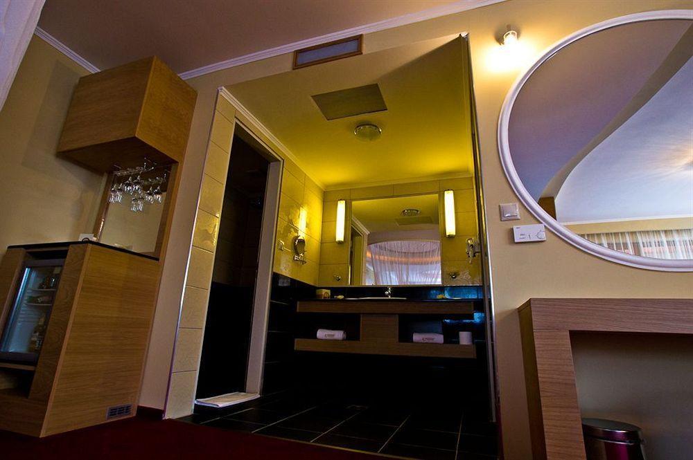 Erdospuszta Club Hotel Fenyves Debrecen Exteriör bild