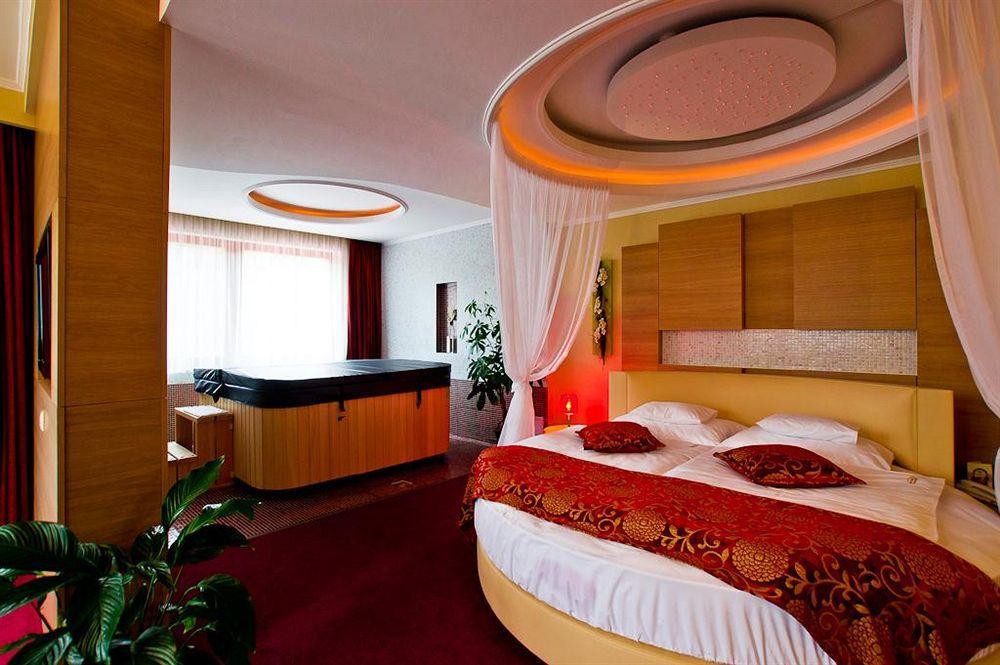Erdospuszta Club Hotel Fenyves Debrecen Exteriör bild