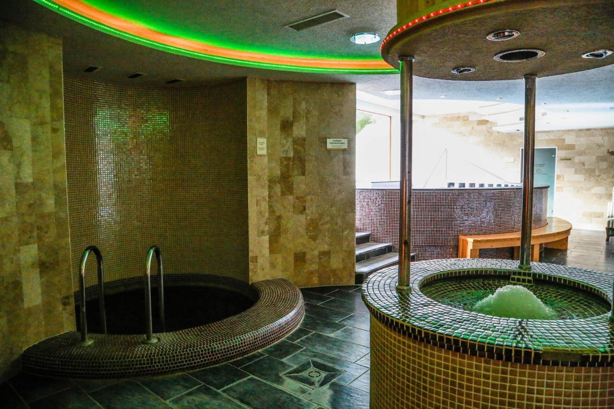 Erdospuszta Club Hotel Fenyves Debrecen Exteriör bild