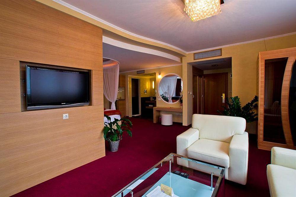 Erdospuszta Club Hotel Fenyves Debrecen Exteriör bild