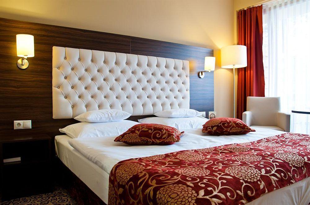 Erdospuszta Club Hotel Fenyves Debrecen Exteriör bild