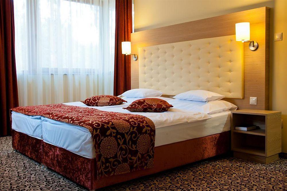 Erdospuszta Club Hotel Fenyves Debrecen Exteriör bild